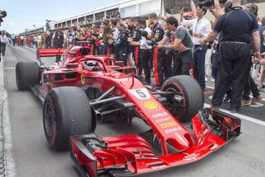 Vettel a bokszban (Fotó: Beta/AP)