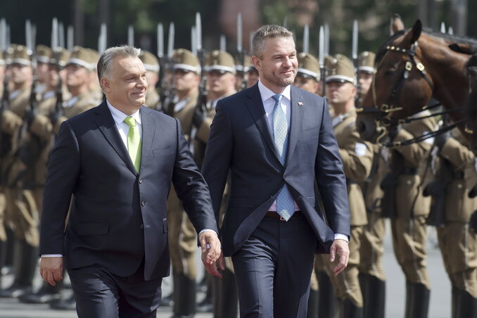 A magyar kormányfő katonai tiszteletadással fogadta a szlovák miniszterelnököt (Fotó: MTI)
