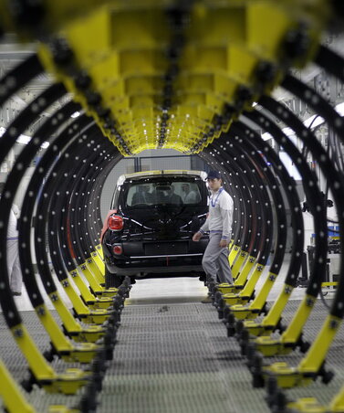 A munkások fellélegezhetnek, nem zár be a gyár (fotó: Beta)