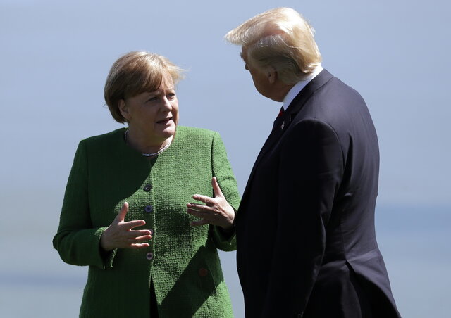 Az amerikai elnök a G7-csúcson a német kancellárral beszélget (fotó: Beta/AP)