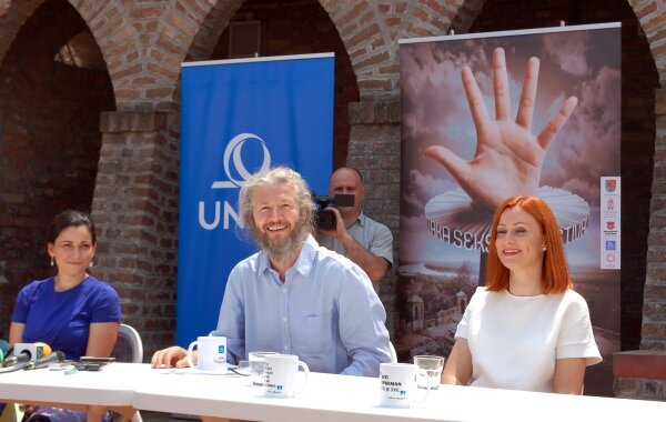 Jelena Gavrić, Nikita Milivojević és Sonja Marić a sajtókonferencián
