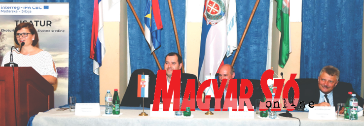 Magyarkanizsa és Algyő egy hajóban evez (Puskás Károly felvétele) Magyarkanizsa és Algyő egy hajóban evez (Puskás Károly felvétele)