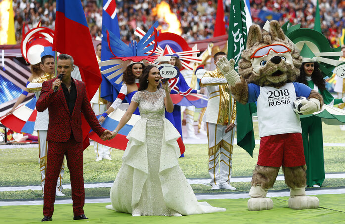Robbie Williams, Aida Garifulina és Zabivaka, a vb kabalafigurája (Matthias Schrader/Beta/AP)