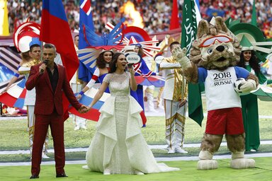 Robbie Williams, Aida Garifulina és Zabivaka, a vb kabalafigurája (Matthias Schrader/Beta/AP)