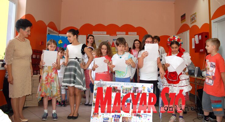 A IV/5. osztály búcsúzik Puskás Samu Zsuzsanna tanító nénitől (Bozsoki Valéria felvétele)