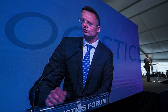 Szijjártó Péter beszédet mond a mogyoródi Hungaroringen (Fotó: MTI) Szijjártó Péter beszédet mond a mogyoródi Hungaroringen (Fotó: MTI)