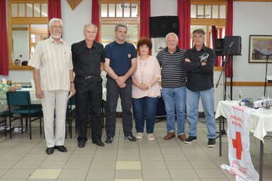 A több mint 100-szoros véradók és a Klub 100+ képviselői (Lakatos János felvétele)