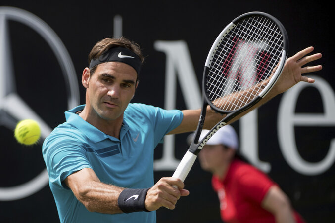 Roger Federer Stuttgartban vitézkedik (Fotó: Beta/AP)