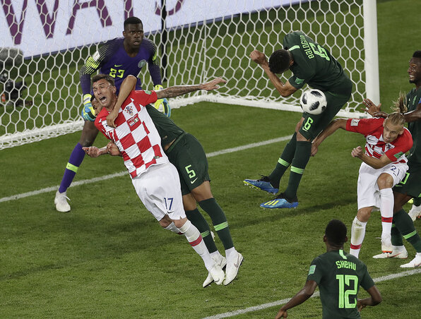 A pillanat, amikor Ekong egy életerős birkózó mozdulattal rántotta Mandžukićot (Fotó: Beta/AP)