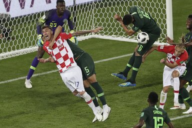 A pillanat, amikor Ekong egy életerős birkózó mozdulattal rántotta Mandžukićot (Fotó: Beta/AP)