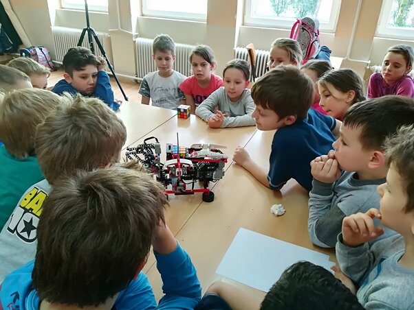 A Rubik-kockát kirakó robot munka közben (Csincsik Zsolt felvétele)