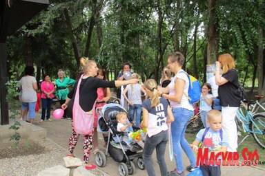 A strandon gyülekeztek a sétára (Sihelnik Ágnes felvétele)