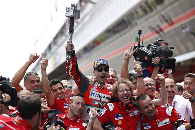 Jorge Lorenzo és csapata (Fotó: Beta/AP)