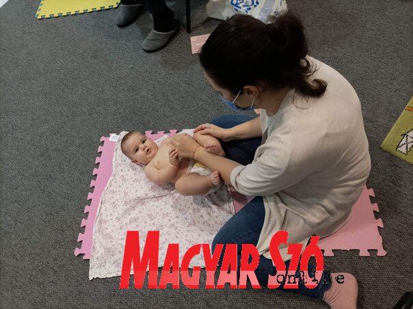 A babamasszázst gyorsan megtanulják az anyukák (Fotó: Gulyás Réka) A babamasszázst gyorsan megtanulják az anyukák (Fotó: Gulyás Réka)