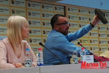 Papucsban és rövidnadrágban szerveztem volna meg a saját elrablásomat? – tette fel a kérdést Cvetković. Itt éppen a papucsát mutogatja (Fotó: Miklós Hajnalka)