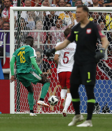 Szokatlan helyzet: Szczęsny a középpályán, Niang a kapuban (Fotó: Beta/AP)