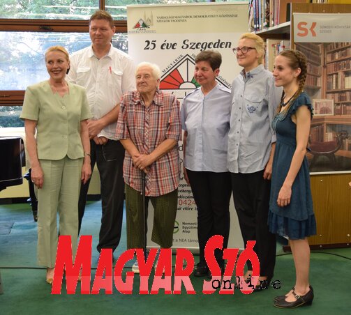 A szabadkai Életjel csapata a Somogyi-könyvtárban mutatkozott be: Jónás Gabriella, Horváth Emma, Miklenovics Aranka, Köteles Füleki Erzsébet és Torok Orsolya a vendéglátóval, Nagy Abonyi Attilával, a szegedi VMDK vezetőjével (Nagy Magdolna felvétele) A szabadkai Életjel csapata a Somogyi-könyvtárban mutatkozott be: Jónás Gabriella, Horváth Emma, Miklenovics Aranka, Köteles Füleki Erzsébet és Torok Orsolya a vendéglátóval, Nagy Abonyi Attilával, a szegedi VMDK vezetőjével (Nagy Magdolna felvétele)