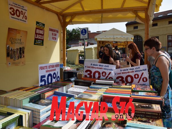 A könyvek átlagára 10 euró, azaz 3100 forint körül mozgott a kedvezmények mellett is (Nagy Magdolna felvétele) A könyvek átlagára 10 euró, azaz 3100 forint körül mozgott a kedvezmények mellett is (Nagy Magdolna felvétele)