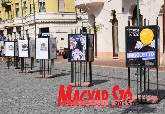 A Dóm téren szinte minden készen áll a szabadtéri játékok kezdetére, az eseményt plakátok hirdetik még a REÖK-palota előtt is, ahol a szecesszió napjára készült alkalmi szabadtéri kiállítás (Nagy Magdolna felvétele)