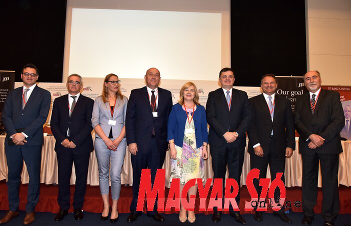 A találkozón részt vett pénzügyminiszterek és helyetteseik, valamint a főszervezők és támogatók képviselői, balról jobbra: Goran Pekez (JTI), Gashi Fatmir (Koszovó), Sanja Joikić (Bosznia-Hercegovina), Darko Radunović (Montenegró), Jelka Milićević (BH), Zoran Telekdija (boszniai Szerb Köztársaság), Aleksandar Vlahović (Szerbia) Milan Ćulibrk (a NIN főszerkesztője) - Gergely József felvétele