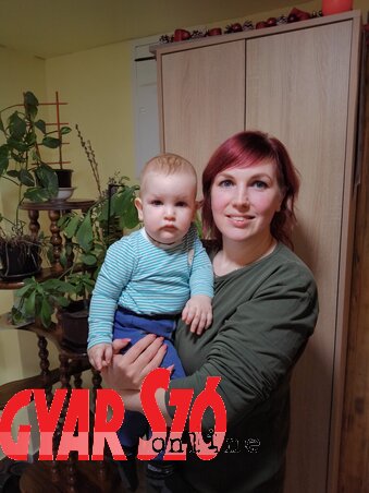Katona Ildikó kisgyermekes anyukaként szívesen segít sorstársainak (Fotó: Jenei Klementina) Katona Ildikó kisgyermekes anyukaként szívesen segít sorstársainak (Fotó: Jenei Klementina)