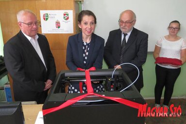 Hajnal Jenő, Gilice Hilda és Radetzky Jenő fölavatja a 3D-s nyomtatót (Csincsik Zsolt felvétele)