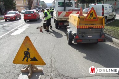 Az újvidéki közvállalatok közlekedésbiztonsági mutatóinak felfejlesztési lehetőségeiről tartottak szaktanácskozást az Újvidéki Vásár kongresszustermében annak érdekében, hogy kevesebb baleset történjen a városban (Dávid Csilla illusztrációja)