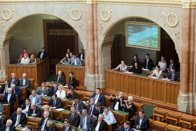 A kijelzőn az alaptörvény-módosításról szóló szavazás eredménye látható (Fotó: MTI) A kijelzőn az alaptörvény-módosításról szóló szavazás eredménye látható (Fotó: MTI)