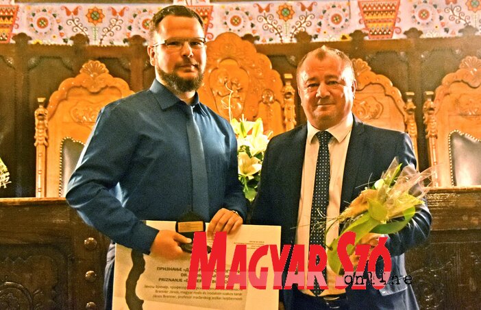 Ifj. Brenner János átveszi a díjat Bunford Tivadartól (Gergely Árpád felvétele) Ifj. Brenner János átveszi a díjat Bunford Tivadartól (Gergely Árpád felvétele)
