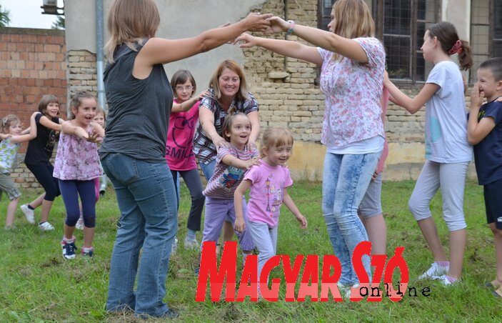 Buli a könyvtár udvarában (Lakatos János felvétele) Buli a könyvtár udvarában (Lakatos János felvétele)