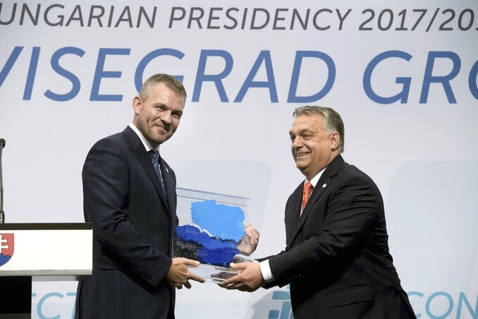 Orbán Viktor átadja a visegrádi együttműködés elnökségét a szlovák kormányfőnek (Fotó: MTI)