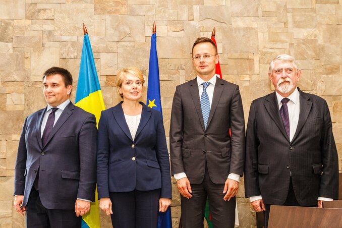 Szijjártó Péter magyar külgazdasági és külügyminiszter, Kásler Miklós, az emberi erőforrások minisztere, Lilija Hrinevics ukrán oktatási és tudományügyi miniszter és Pavlo Klimkin ukrán külügyminiszter a találkozójukon a kárpátaljai Alsószlatinán (MTI Fotó: Nemes János) Szijjártó Péter magyar külgazdasági és külügyminiszter, Kásler Miklós, az emberi erőforrások minisztere, Lilija Hrinevics ukrán oktatási és tudományügyi miniszter és Pavlo Klimkin ukrán külügyminiszter a találkozójukon a kárpátaljai Alsószlatinán (MTI Fotó: Nemes János)