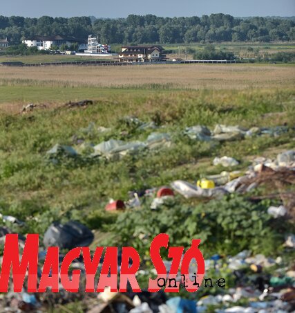 Illegális szemétlerakók a rezervátumban, háttérben az újonnan épült szállók (Gergely József felvétele) Illegális szemétlerakók a rezervátumban, háttérben az újonnan épült szállók (Gergely József felvétele)