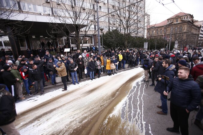 A tiltakozók behozatali tejet locsoltak az úttestre (Fotó: Beta)