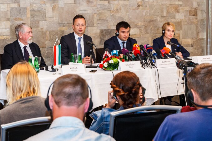 Kásler Miklós, Szijjártó Péter, Pavlo Klimkin és Lilija Hrinevics (Fotó: MTI)