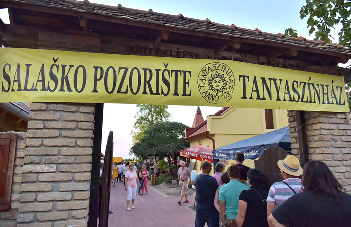 A tavalyi bemutatóra gyülekező közönség A tavalyi bemutatóra gyülekező közönség