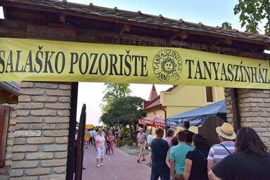 A tavalyi bemutatóra gyülekező közönség