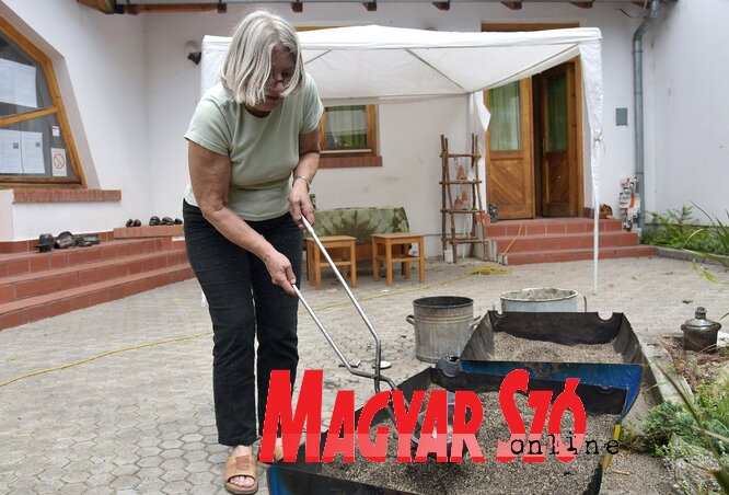Mezei Erzsébet munkában (Gergely József felvétele) Mezei Erzsébet munkában (Gergely József felvétele)