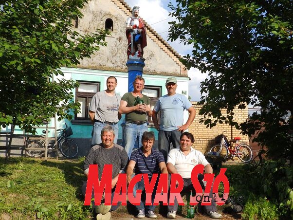 A Gyuszi egy csoportja a munka végeztével (Buják János felvétele) A Gyuszi egy csoportja a munka végeztével (Buják János felvétele)