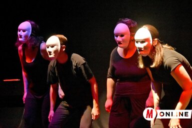 Az újvidéki Európa Kollégium Színtársulatának fellépése (Gergely Árpád felvétele)