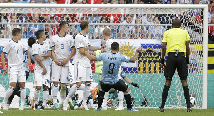Suárez laposan csavarta el a sorfal mellett (Beta/AP)
