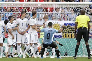Suárez laposan csavarta el a sorfal mellett (Beta/AP)