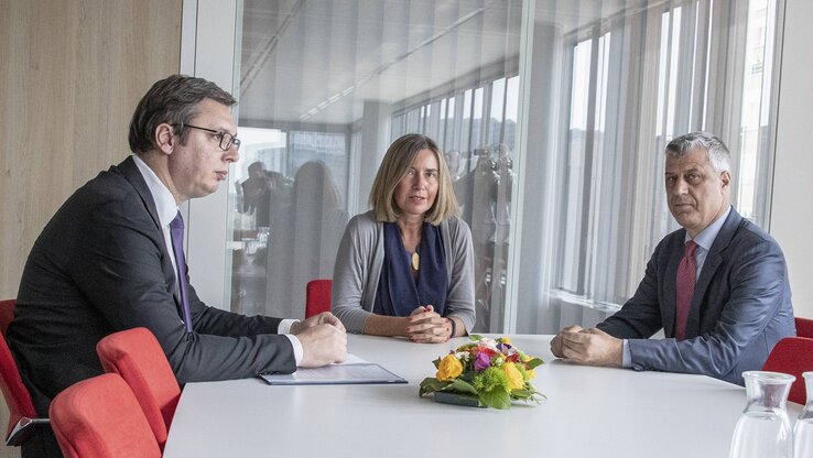 Aleksandar Vučić, Federica Mogherini és Hashim Thaçi a vasárnapi brüsszeli tárgyaláson (Fotó: Beta)