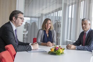 Aleksandar Vučić, Federica Mogherini és Hashim Thaçi a vasárnapi brüsszeli tárgyaláson (Fotó: Beta)
