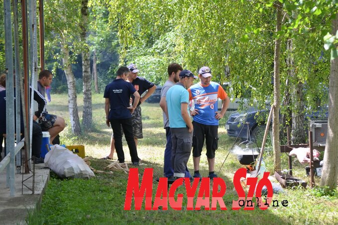 Rotyog a paprikás és sül a bárány (Lakatos János felvétele) Rotyog a paprikás és sül a bárány (Lakatos János felvétele)