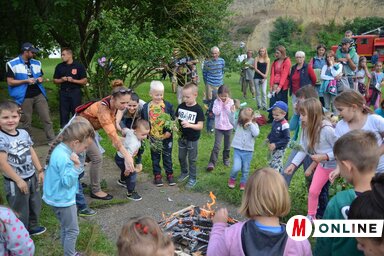 Gyógynövényfüstölés a Szent Iván-napi tűznél (Lakatos János felvétele)