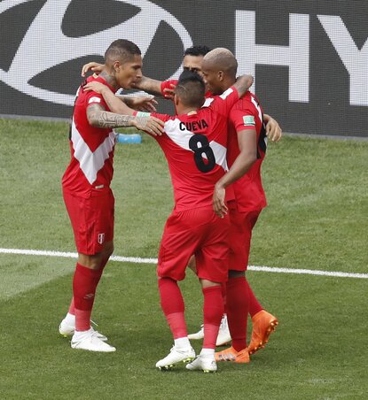 Carrillo gólját ünnepelik a peruiak (Fotó: Beta/AP)