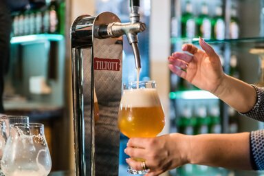 A vendéglő- és kávézótulajdonosok kínálják a legtöbb munkát ( fotó: MTI)