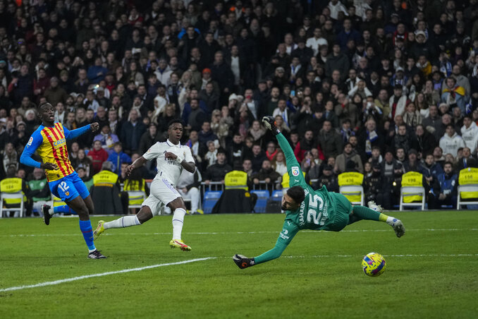 Vinícius Júnior higgadtan fejezte be a félpályás elfutását (Fotó: Beta/AP) Vinícius Júnior higgadtan fejezte be a félpályás elfutását (Fotó: Beta/AP)