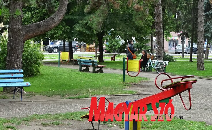 A községháza előtti kis park (Góbor Béla felvétele) A községháza előtti kis park (Góbor Béla felvétele)